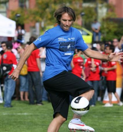 Ο Στιβ Νας παίζει και πολύ καλό… ποδόσφαιρο!